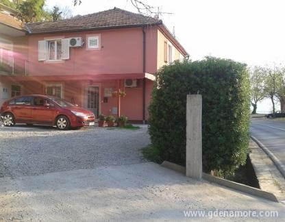 Paunović Apartmani, , zasebne nastanitve v mestu Tivat, Črna gora - Pogled na kuću